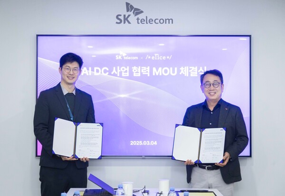 엘리스그룹과 SK텔레콤이 모듈형 AI 데이터센터 협력을 위한 업무협약을 맺는 현장