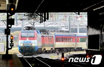 경북 청도서 무궁화호 역사 사고..선로 작업자 사명 2명 포함 7명 사상