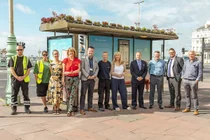 ‘살아 있는 지붕’으로 변신한 영국마을 버스정류장