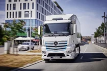벤츠 대형 전기 트럭 e악트로스, 배기가스 없는 운송에 청신호