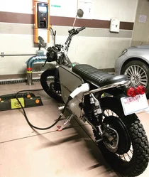 전기차 충전기로 배터리 충전하는 전기 오토바이 출시