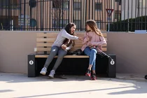 관광객들에게 인기 끄는 스마트 태양광 벤치