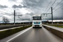 벤츠의 순수 전기 트럭 출시 준비 완료..5만 Km 주행 성공적으로 수행