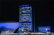 푸른 색 조명으로 탈바꿈한 엠파이어 스테이트 플라자…“오감 만족에 전기절약까지”(화보)