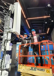 KT, 에릭슨과 LTE·5G 안테나 결합 무선유닛 시연