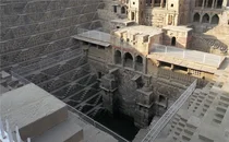 인도의 계단식 우물 '바올리스'에 스폿라이트