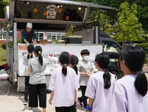 산골 초등학교 운동회날에 찾아온 공짜 치킨 트럭