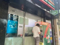 담배 파는 편의점, 내부 가리는 흐릿한 시트지 뗀다