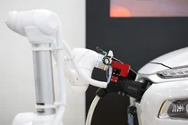 로봇이 전기차 충전해준다..서울시, 전국 최초 무인 로봇 충전기 실증