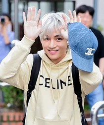 BTS 뷔, 차원이 다른 비주얼&남다른 패션 센스...훈훈 매력 발산