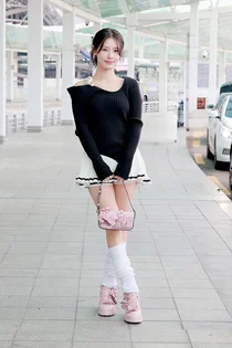 ‘바비 인형? 미연, 싱가포르 출국길 속 러블리 아이템 주목