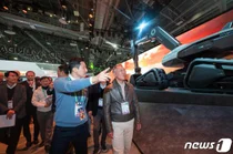 '사촌형님' 정의선 안내한 정기선 '산업현장 AI는 저희가...'