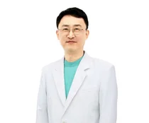 빨라지는 백내장 발병 나이…노안과 차이점은?