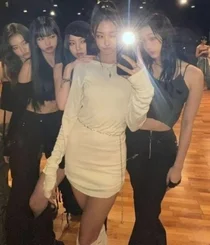 신세계百 외손녀 아이돌 데뷔?…'테디 걸그룹' 연습생 사진 공개