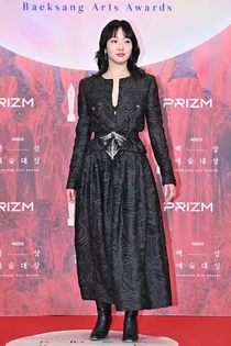 김고은, 백상예술대상서 '샤넬 오뜨 꾸뛰르 컬렉션' 착용