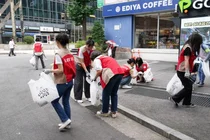 롯데면세점, 줍깅 릴레이 캠페인 진행...명동 일대 쓰레기 