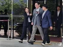 이재용 삼성전자 회장, 실적 발표 뒤 기자들 마주치자 