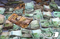 누군가 도로에 돈을 뿌렸다...양양 고속도로서 돈줍기 소동