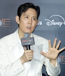 초록뱀미디어, 큐캐피탈 인수 우선협상대상자 선정..이정재 쓴맛