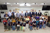 국민은행, 캄보디아 심장병 어린이 장학금 수여