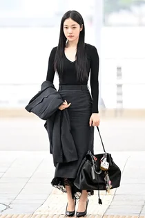 배우 노윤서, 올 블랙 공항패션....발렌시아가 쿠틔르쇼 참석 위해 출국