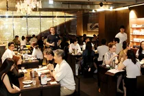 K-치킨 외국인 성지로 등극한 ‘교촌필방’