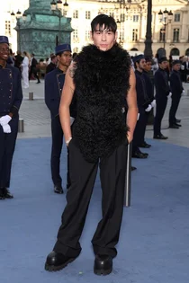 패션의 아이콘 ‘에반 모크’, 보그 월드서 맥퀸 2024 가을겨울 컬렉션 룩 화제