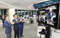 최상목 부총리, 외환시장 연장 첫날 하나은행 딜링룸 방문