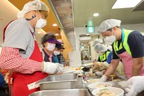 하나금융그룹, 어르신 보양식 800인분 나눔 봉사
