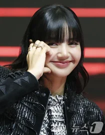 블랙핑크 리사, 佛 루이비통 2세와 공개 데이트 포착