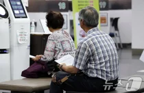 월 소득 228만원 이하 기초연금 수령한다