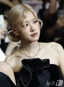 로제 '아파트', 美 빌보드 핫100 2주 연속 3위..신기록 행진