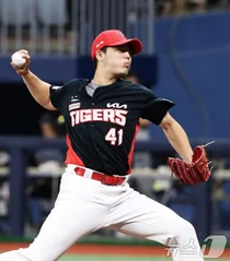 횡단보도 교통사고에 5선발 잃은 이범호 감독..한숨만 푹푹