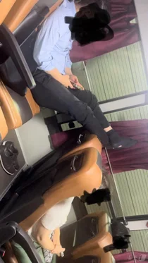 광역버스 개저씨? 앞좌석 등받이에 발 얹고 소리 켠 채 영상 시청