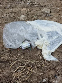 집 앞마당에 떨어진 북 쓰레기 풍선