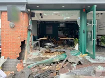 70대 몰던 제네시스 햄버거 가게로 돌진..1명 사망