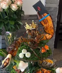 몸통 잘려 몸부림치는 랍스터, 왕관 씌워 손님 앞에 내놓은 식당