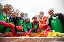 호반그룹, 김장김치 5600kg 어려운 이웃에 전달...사랑의 김장 나누기 진행