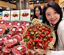 [포토] 첫 눈도 오기 전에 나온 딸기... 신세계百,  '얼리 윈터 딸기의 신세계' 행사 진행