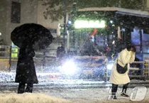 출근길 첫눈 폭탄..내일까지 전국 대부분 지역에 눈·비