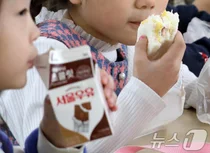 교실엔 '밥 대신 빵'..급식·돌봄 종사자들은 광화문으로