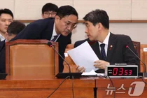 AI 교과서 '교과서' 아닌 '교육자료'…법사위 통과