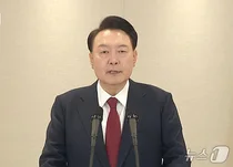 탄핵 尹, 관저서 64번째 생일..축하 꽃바구니 수령