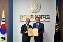 산타 클로스가 된 윤윤수 미스토홀딩스 회장