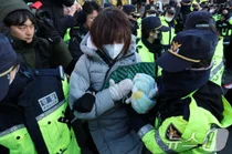 尹 관저 앞 저지 농성 강제 해산..일부 현행범 체포