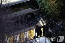 공조본 '체포팀' 2차 저지선 도착..尹측 
