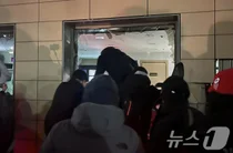 '법원 습격' 가담자 전원에 손해배상 청구한다