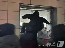 서부지법에 불지르려 했나..난입 10대 남성 '방화 혐의' 긴급 체포