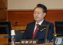 대통령 윤석열, 관저서 생중계 시청…선고 전 입장 없다