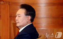 윤석열, 내란 수괴 재판 첫 공식 출석..文 정부 탓만